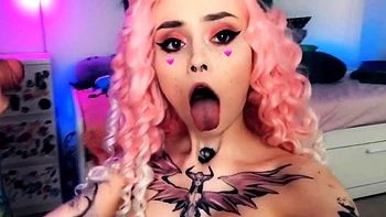 Blonde Milf mit großen Titten lutscht und fickt riesigen Schwanz