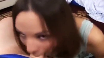 Brunete gostosa chupa um pauzão fundo e engole