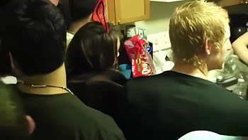 Adolescentes morenas chupando e gozando em orgia