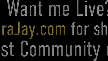 Сара с силиконовыми сиськами ебется с огромным черным хуем