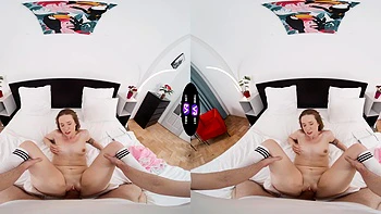 Adolescente gostosa Alice Klay cavalga doggy em POV