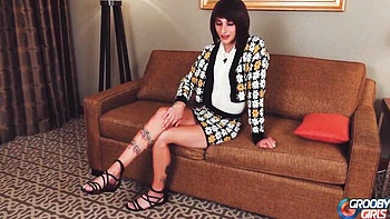 Grooby Girls : petite trans avec grosse bite et branlette hardcore