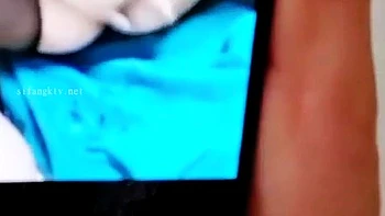 Adolescente asiatique mignonne se branle au dildo énorme en webcam