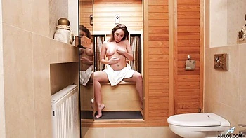 Anastasia Ocean se masturba con su pelo corto