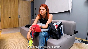 18-летняя рыжая латиноамериканка жестко трахнута с большой задницей