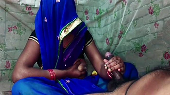 Aunty voisine éjacule du lait sur la bite de son mec et suce