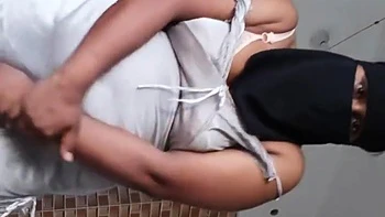 Milf desi ronde aux grosses fesses et seins danse seule