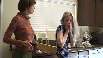 Блондинка-подросток жестко выебана с поркой