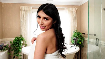 Latina Penelope Woods takes a steamy bath with her man