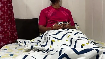 Amie à gros seins de la belle-mère sauve beau-fils du porno - pied & branlette seins