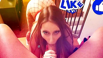 Похотливая рыжая MILF сосет мой большой член, хоть у меня есть девушка