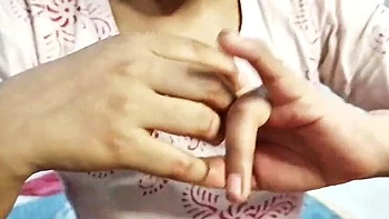 Meia-irmã bengalesa Riya Moni chupa duro o pau do meio-irmão