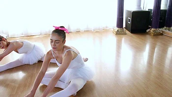 Adolescentes morenas fodendo em grupo no sofá