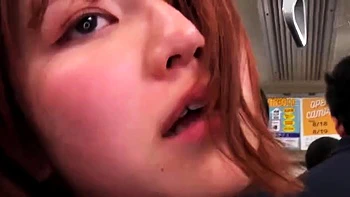 Linda asiática fodida e se masturbando em grupo