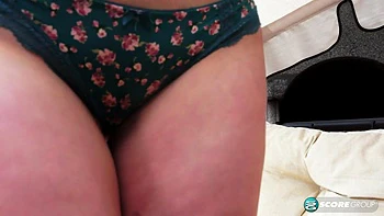 Tina Lee mit prallen Titten, zu groß für ihren BH draußen