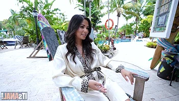 Scarlett Alexis wird hart anal und beim Blasen gefickt