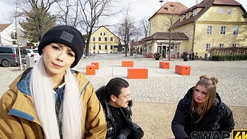 Marido safado fode a esposa e a amiga dela no ménage