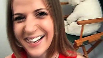 Милфа сосет огромный член от первого лица