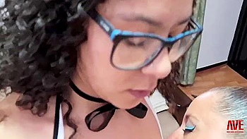 Trio Con El Jefe. Una Latina Caliente Va A Una Entrevista De Trabajo Y Termina Follandose A La Secretaria Y Al Jefe