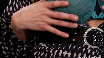 Julia Ann e as gatas VNA de peitos enormes se masturbam