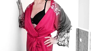 Chica tatuada se masturba la pussy en lencería y tacones