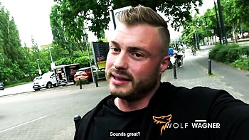 La milf allemande salope Priscilla baise en pipe POV en public