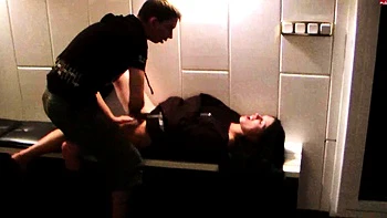 Брюнетка милфа крупным планом и мощный конченный выстрел