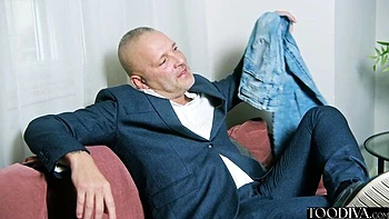 TooDiva suce une bite pendant un plan cul prof-élève