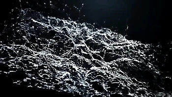 Vinna Reed vadia bebe e leva banho de xixi