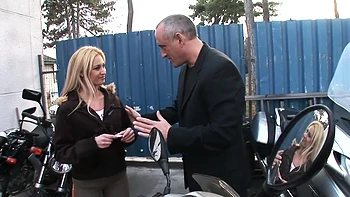 Roman érotique pousse Tyra au gangbang à quatre