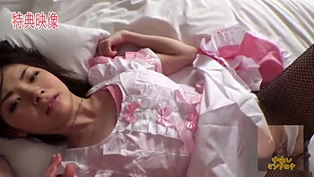 Asiatische Schönheit bläst Schwanz mit Netzstrümpfen