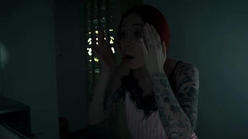 Espionner la belle-mère avant de baiser ses gros seins et cul