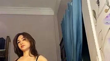 Blonde bläst asiatischem Babe in verführerischer Unterwäsche