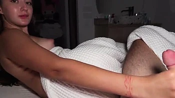 Hermana de padrastro me seduce con su gran culo – follada dura POV y creampie accidental