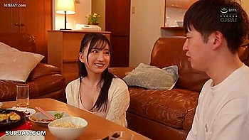 Пышногрудая азиатка брюнетка жестко трахает по-японски