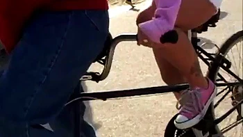 Подростки сосут и трахаются наездницей и миссионером