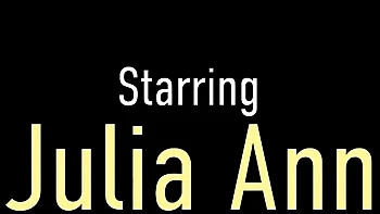 Julia Ann blonde à gros seins masturbe ses faux seins solo