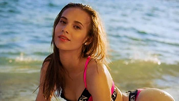 Dünne Jessica Portman wird im Pool von Alberto gefickt