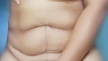 Indisches Mädchen masturbiert heiß alleine im Bad