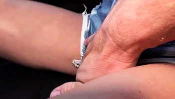 Melissa Rosa fickt ihre vollgespritze Fotze draußen