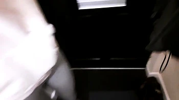 Stiefschwester erwischte mich beim Wichsen und fickte sie in