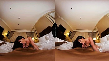 Большегрудая брюнетка играет с сосками в соло