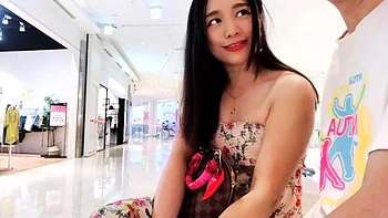 Jovencita asiática caliente lleva extraños a su casa para follar a cuatro