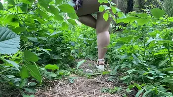 MILF peeing outdoors and wiping her dirty pussy with her panties