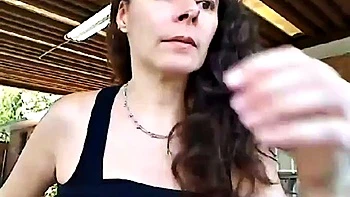 Meine heiße Stiefschwester wichst vor der Cam ihre Fotze