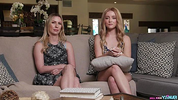 Blonde und brünette MILFs und Teens vögeln mit Toys