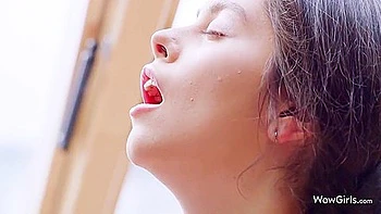 Adolescente morena com peitos naturais chupando buceta