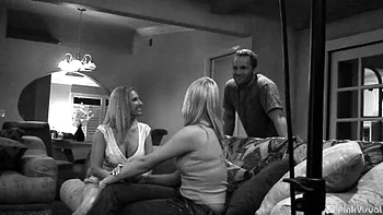 Милфа Персик с огромными сиськами ебётся в жёстком тройничке