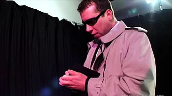 Duas gostosas dividem um semental sortudo em ménage selvagem