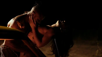 Эрика Ласт трахает в машине на улице с толпой